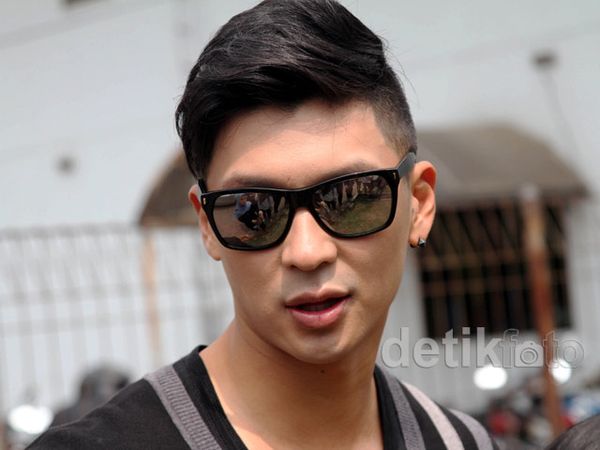 Tim Hwang Ganteng Berkacamata Hitam