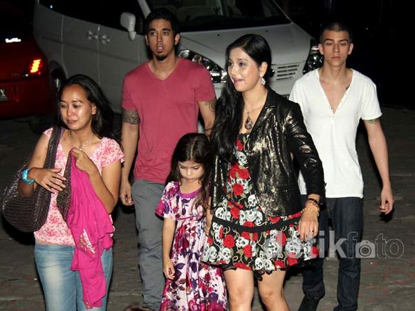 Ayu Azhari dan Anak-anaknya