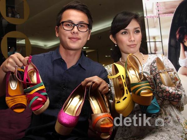 Ussy Memamerkan Produk Sepatunya