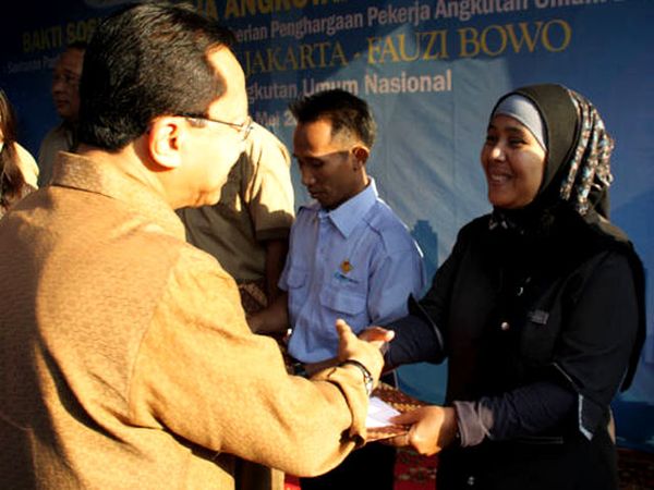 Sopir Angkutan Umum Terima Penghargaan