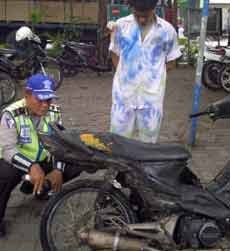 Sebuah Motor Pelajar Berkonvoi Terbakar