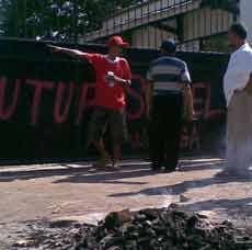 Cemari Sungai, Pabrik Batu Hias Disegel Warga