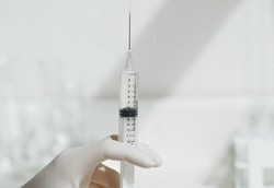 Jarum Ketelan Saat Operasi Polip Hidung