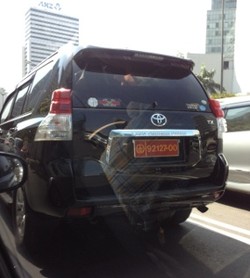 Toyota Land Cruiser dan Honda Odyssey Terlihat Pakai Pelat TNI
