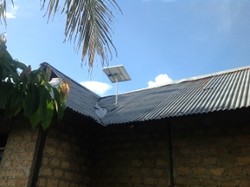 Menteri PDT Berikan Perangkat Solar Cell ke Masyarakat Pedalaman Papua