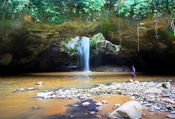 Ada yang Telanjang di Pantai Marosi
