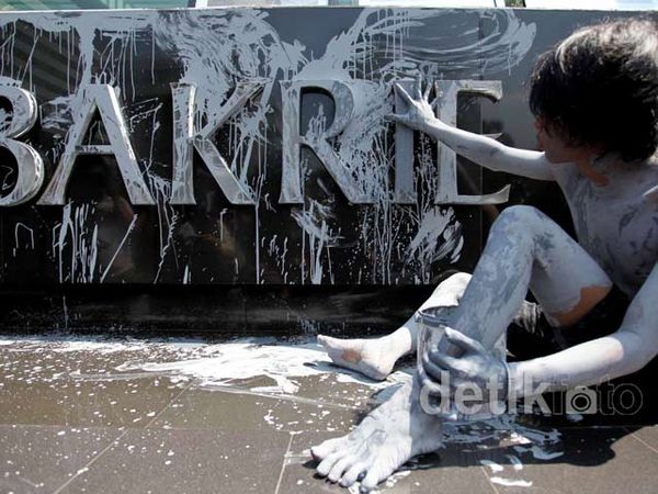 6 Tahun Lapindo, Wisma Bakrie Didemo