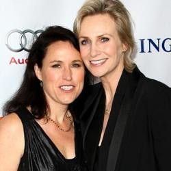 Jane Lynch Dukung Terpilihnya Kembali Obama