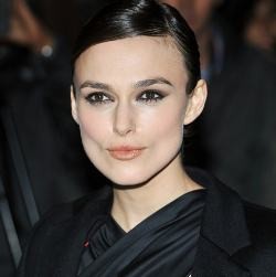 Tunangan, Keira Knightley Pamer Cincin dan Kemesraan