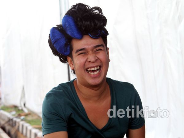 Olga Centil dengan Rambut Pita