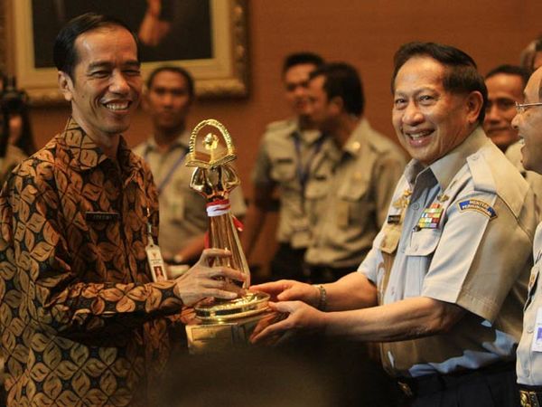 Penyerahan Piala Wahana Tata Nugraha Kencana Tahun 2011