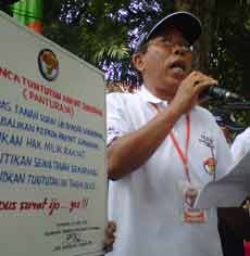 Puluhan Lansia Tuntut Walikota Hapus Tanah Surat Ijo