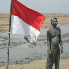 Korban Lumpur Plesetkan UUD 45 Jadi UUD 45 Lumpur Lapindo