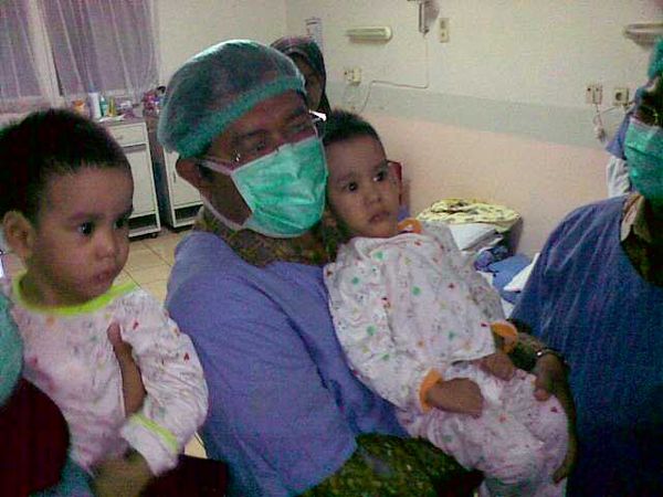 RSHS Serahkan Bayi Kembar Wanda-Wandi pada Gubernur Jabar
