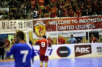 Laga Liverpool Masters kontra Manchester United Masters jadi momen yang paling ditunggu. Terlihat Robbie Fowler sedang melakukan selebrasi di depan tribun fans Setan Merah usai mencetak gol. Mohammad Resha Pratama/detikSport.