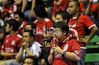 Banyak cara yang bisa dilakukan untuk mendukung tim kesayangan di EPL Masters. Contohnya seorang fans Liverpool yang membawa miniatur patung Robbie Fowler. Mohammad Resha Pratama/detikSport.