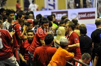 Dietmar Hamann tanpa sungkan melayani permintaan tanda tangan dari fansnya. Mohammad Resha Pratama/detikSport.