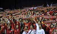 Dari scarf yang dibentangkan, Anda sudah menebak suporter mana ini dan siapa tim yang mereka dukung di EPL Masters? Mohammad Resha Pratama/detikSport.