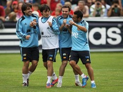 Hey, geser sedikit! Tampak para pemain Spanyol, termasuk David Silva dan Juan Mata, tengah bercanda di tengah sebuah sesi latihan. (AFP/Alexander Klein)