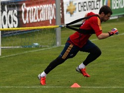Ini adalah kiper sekaligus kapten Spanyol, Iker Casillas. Badannya diikat seraya berlatih kecepatan lari dan kekuatannya. (AFP/Alexander Klein)