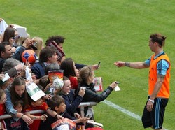 Selesai latihan, tentu jangan lupa menghampiri fans yang meminta tanda tangan. Seperti yang dilakukan Sergio Ramos berikut ini. (AFP/Alexander Klein)