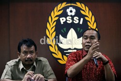 Penanggung jawab timnas Indonesia Bernhard Limbong (kanan), memberikan keterangan terkait persiapan Skuad Garuda senior, dalam laga persahabatan melawan The Azkals Filipina di Manila, pada 5 Juni mendatang di Kantor PSSI Senayan, Jakarta, Selasa (29/5).