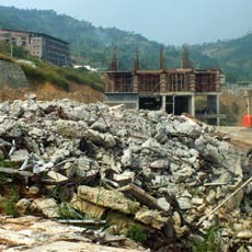 Sulitnya Menerobos Area Proyek Hambalang