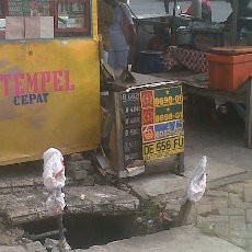 Mudahnya Bikin Pelat Nomor TNI di Tukang Pinggir Jalan 