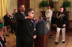 Bob Dylan Terima Penghargaan Tertinggi dari Presiden Barack Obama