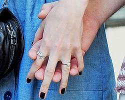 Keira Knightley Pamer Cincin Tunangan di Depan Publik