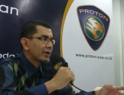 Bos Proton Ramai-ramai Mundur