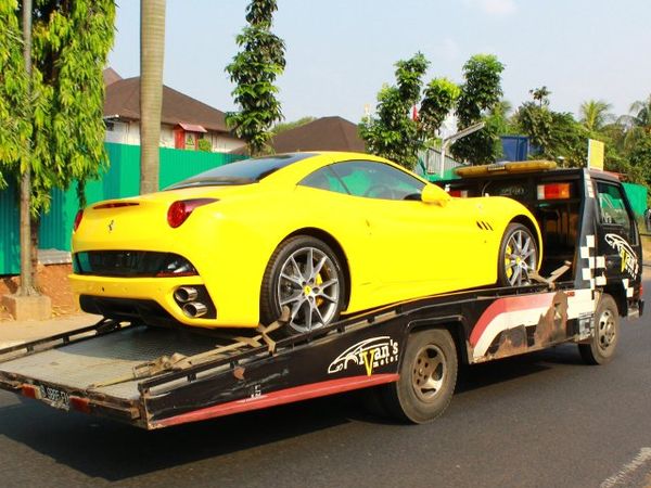 Mobil Luks Berkeliaran di Jakarta