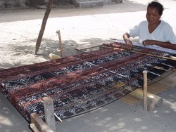 Melihat Para Mama Membuat Kain Tenun Ikat Khas Maumere