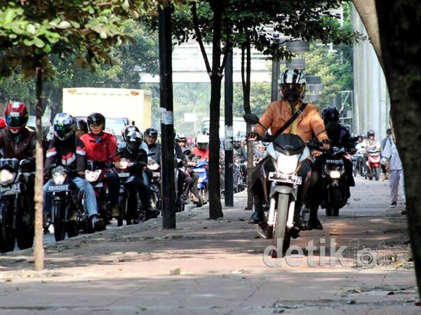 Tidak Sabar Macet, Pemotor Terobos Pedestrian