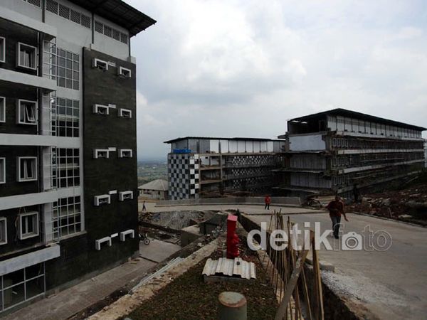 Terseret Korupsi, Proyek  Hambalang Terhenti