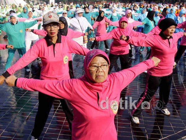 Sehat di Usia Senja dengan Senam Pagi