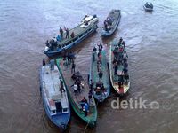 Tuntut Kuota BBM, Warga Blokir Sungai Mahakam
