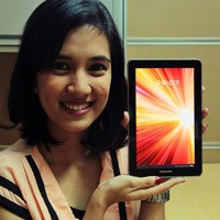 Galaxy Tab 7.7: Premium di Harga & Performa