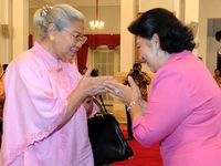 Ibu Ani Bersilaturahmi dengan Lansia