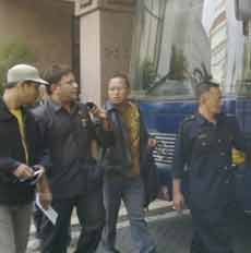 Ketua DPRD dan Anggota Dewan Jenguk Musyafak Rouf di Lapas Porong