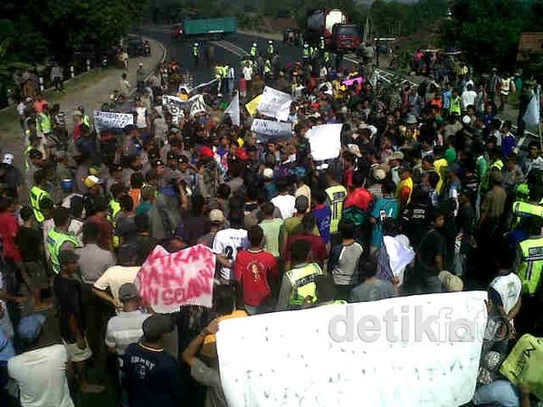 Warga Mojokerto Blokir Bypass Balongmojo