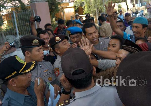 Eksekusi 9 Rumah di Situbondo Ricuh