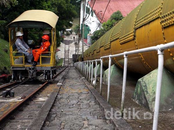 Kereta Lori PLTA Kracak yang Bikin Deg-degan