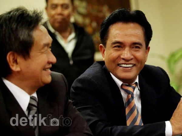 Bebas dari Sisminbakum, Yusril Tersenyum Lebar