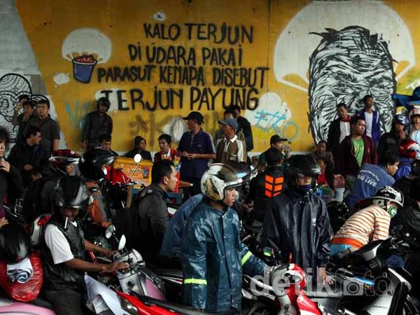 Hujan, Pemotor Meneduh di Kolong Jembatan