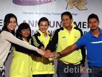 Bambang Pamungkas Bawa Api Obor Olimpiade 2012