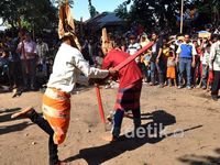 Berpesta Panen dengan Saling Gebuk