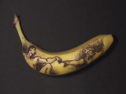 Wouw! Karya Michael Angelo Terukir di Atas Kulit Pisang!