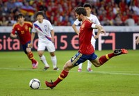 Xabi Alonso mengeksekusi tendangan penalti yang didapat Spanyol di menit 52. Gol dari sepakan Alonso itu membuat Spanyol memimpin 2-1 dan di akhir laga unggul 4-1. (AFP/Fabrice Coffrini)