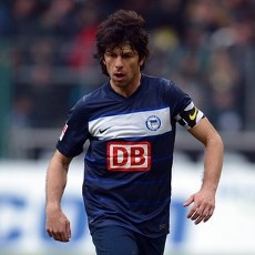 Pukul Wasit, Pemain Hertha Berlin Diskors Setahun